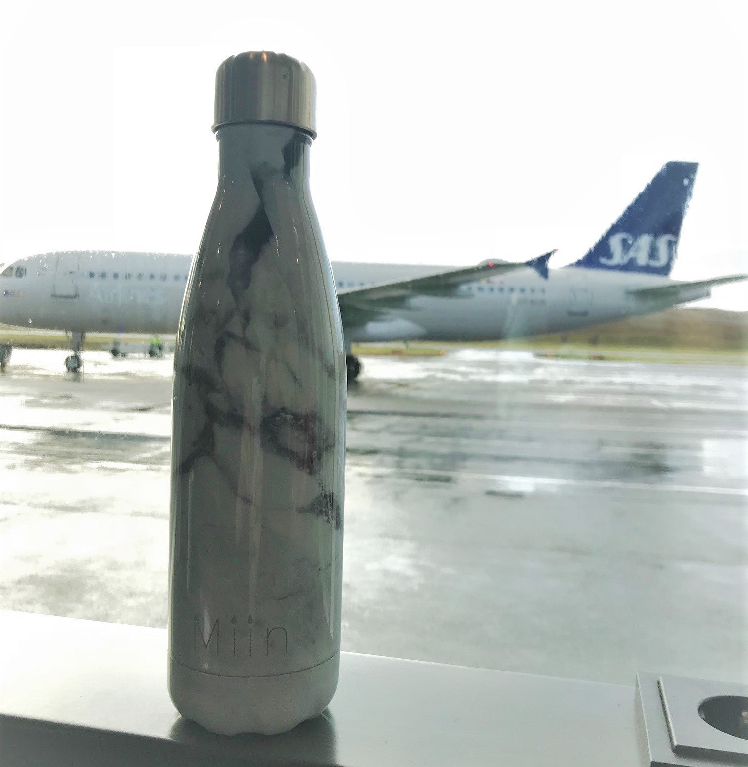 Miin Bottle vandflaske med ombord på flyet