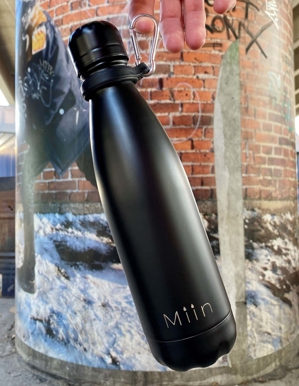 Miin Bottle drikkedunk i Blackout design med Miin Karabinhage på